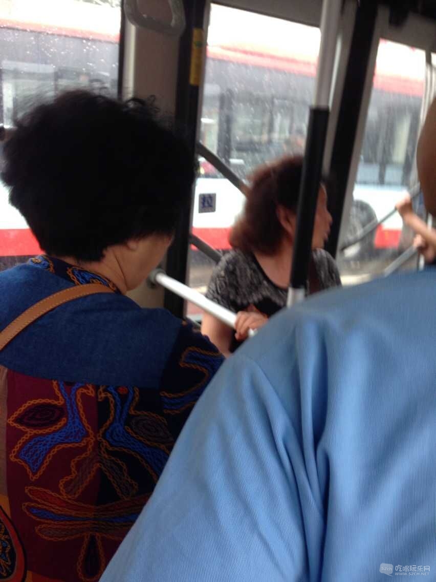 公交车上偶遇扒手,坐78路的同学们看到这两个