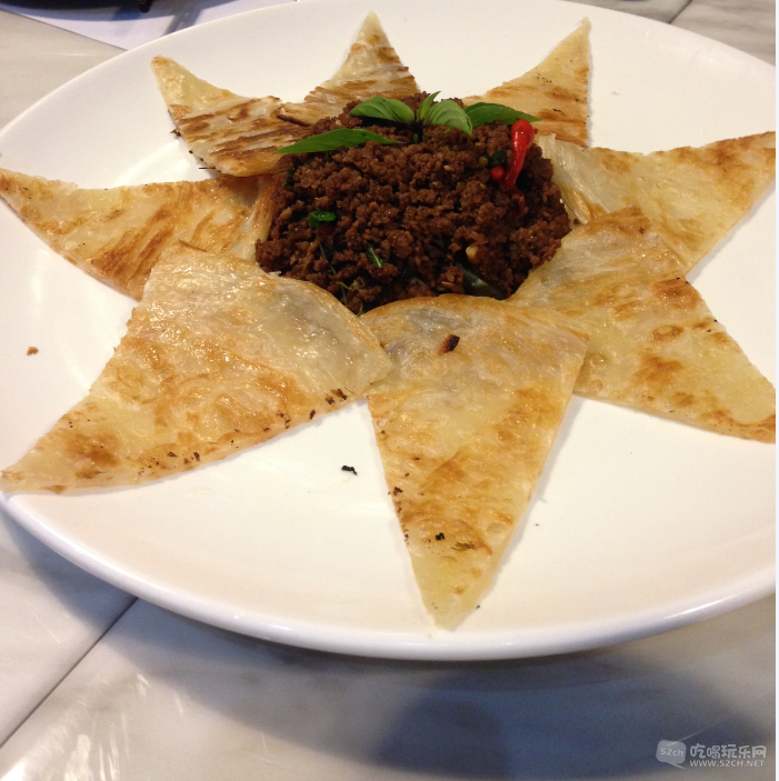 ｛泰北辣炒牛肉｝牛肉炒的不干不燥的。那个饼子像手抓饼，但是没有手抓饼那么厚，面死。像飞饼，但是又比飞 ...