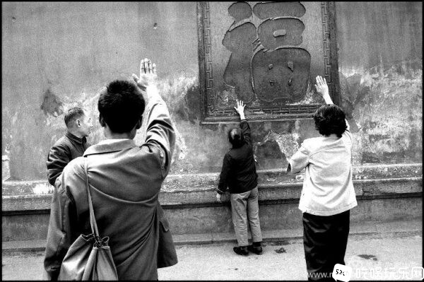 1984年4月27日星期五，成都附近新都宝光寺大门前的游客1-600x399.jpg