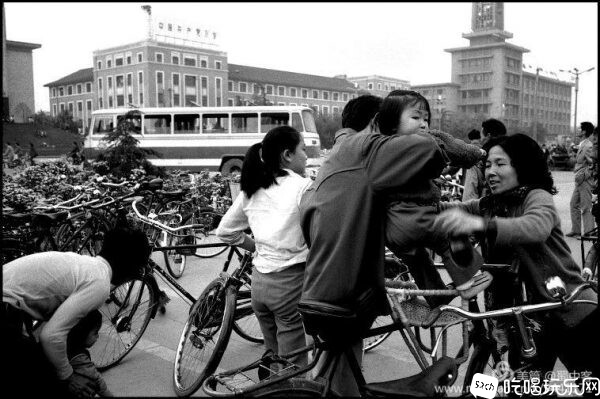 1984年4月29日星期日，成都市人民南路广场的市民-600x399.jpg